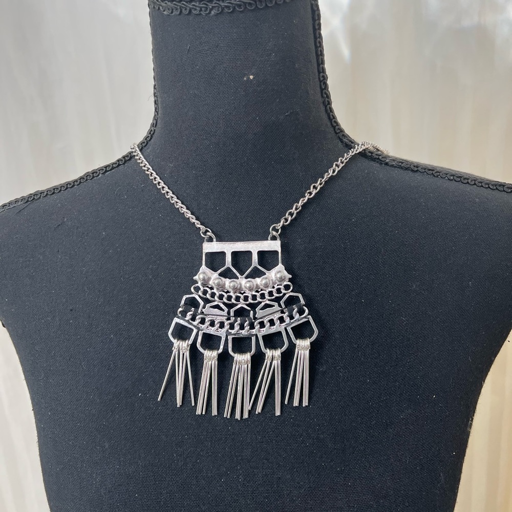 Very modern silver fringe necklace with crystal accent new with no tags - Picture 3 of 6